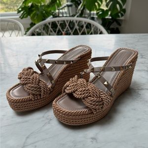 Valentino Garavani Rockstar Wedge Sandal Calfskin Leather Poudre 105 MM, Size 39